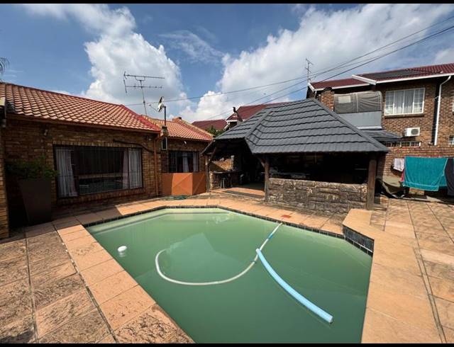 2 BEDROOM TOWNHOUSE FOR SALE IN BIRCHLEIGH